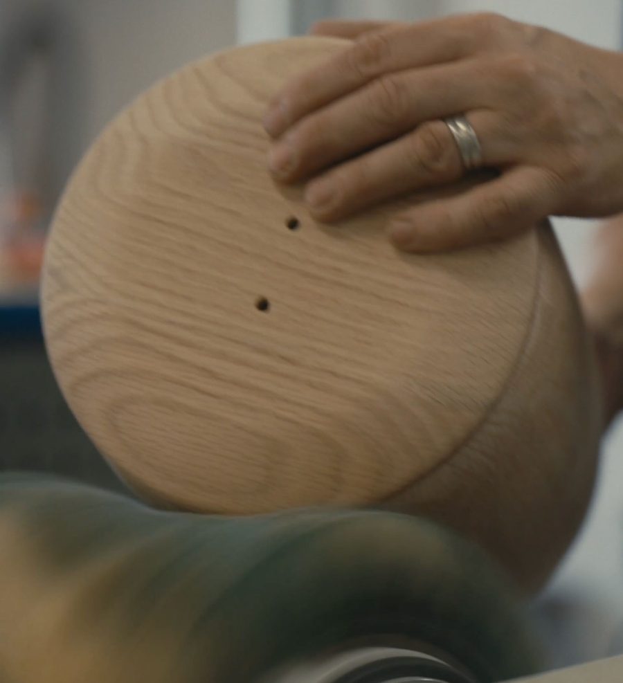 Händer som slipar locket på en kista